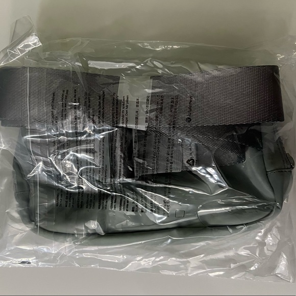 NWT Lululemon Everywhere Crossbody Bag in Silver - Picture 2 of 4